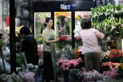 蘭溪門花卉市場(chǎng)“520”鮮花銷售迎高峰，新花樣禮品花卉受追捧